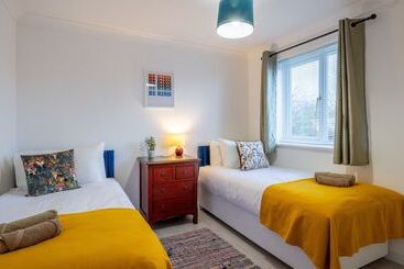 اقامتگاه Spacious 4 Br Cambridge House, Free Parking