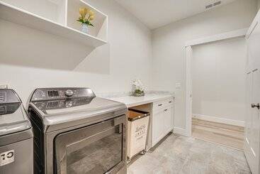 Richland Home W/ Hot Tub: Wineries, Hikes & More!