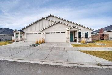 Richland Home W/ Hot Tub: Wineries, Hikes & More!