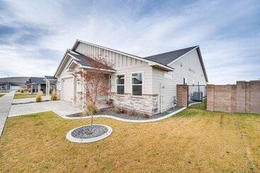 Richland Home W/ Hot Tub: Wineries, Hikes & More!