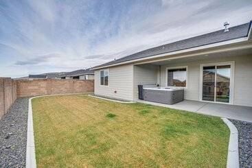 Richland Home W/ Hot Tub: Wineries, Hikes & More!