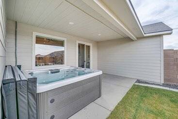 Richland Home W/ Hot Tub: Wineries, Hikes & More!