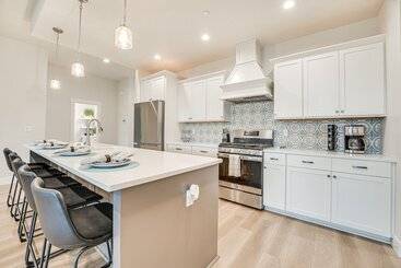 Richland Home W/ Hot Tub: Wineries, Hikes & More!