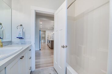 Richland Home W/ Hot Tub: Wineries, Hikes & More!
