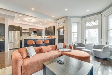 Spacious Condo W/ Deck ~ 3 Mi To Downtown Chicago!