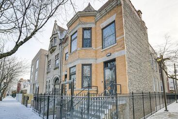Spacious Condo W/ Deck ~ 3 Mi To Downtown Chicago!