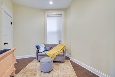 Spacious Condo W/ Deck ~ 3 Mi To Downtown Chicago!