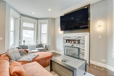 Spacious Condo W/ Deck ~ 3 Mi To Downtown Chicago!