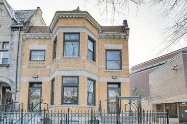 Spacious Condo W/ Deck ~ 3 Mi To Downtown Chicago!