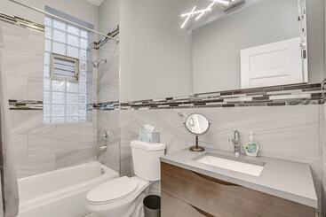 Spacious Condo W/ Deck ~ 3 Mi To Downtown Chicago!