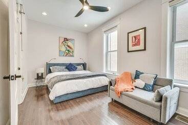 Spacious Condo W/ Deck ~ 3 Mi To Downtown Chicago!
