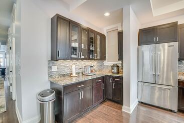 Spacious Condo W/ Deck ~ 3 Mi To Downtown Chicago!