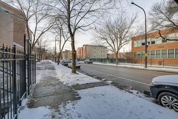 Spacious Condo W/ Deck ~ 3 Mi To Downtown Chicago!