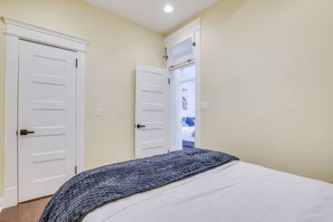 Spacious Condo W/ Deck ~ 3 Mi To Downtown Chicago!