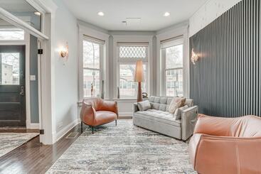 Spacious Condo W/ Deck ~ 3 Mi To Downtown Chicago!