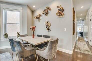 Spacious Condo W/ Deck ~ 3 Mi To Downtown Chicago!
