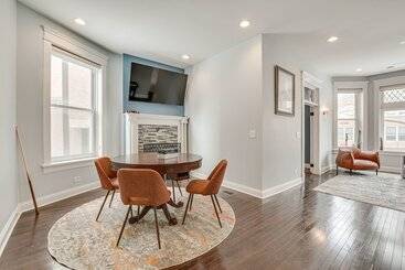 Spacious Condo W/ Deck ~ 3 Mi To Downtown Chicago!