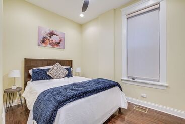 Spacious Condo W/ Deck ~ 3 Mi To Downtown Chicago!