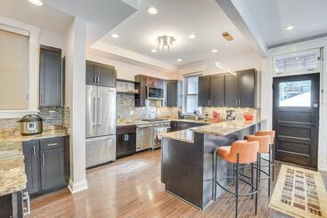 Spacious Condo W/ Deck ~ 3 Mi To Downtown Chicago!
