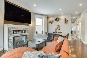 Spacious Condo W/ Deck ~ 3 Mi To Downtown Chicago!