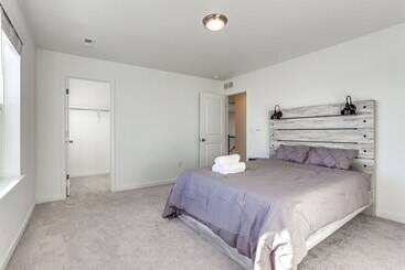 16 Mi To Denver: Spacious Commerce City Home!