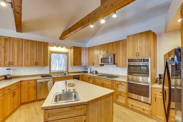 Сельский дом Wasilla  Spruce Moose  Cabin: Lakefront + Hot Tub!