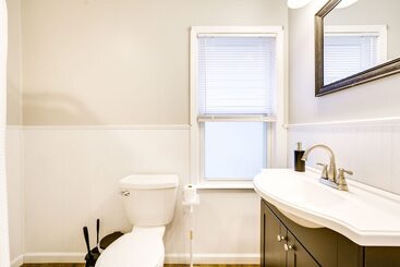 Wfh Friendly Home In Dearborn: Dogs Welcome!