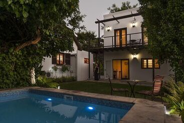 تختخواب و صبحانه Albarosa Guesthouse