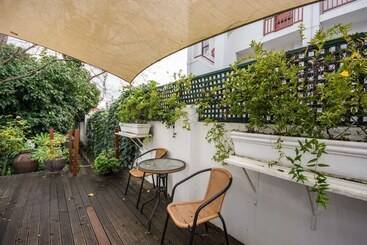 تختخواب و صبحانه Albarosa Guesthouse