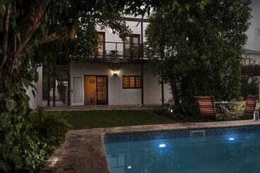 تختخواب و صبحانه Albarosa Guesthouse