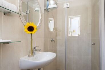 تختخواب و صبحانه Albarosa Guesthouse