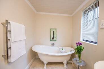 تختخواب و صبحانه Albarosa Guesthouse