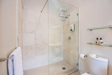 تختخواب و صبحانه Albarosa Guesthouse