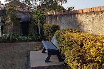 住宿加早餐  New England Guest House By Ilawu