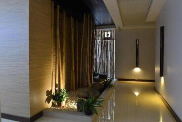 D Hotel And Suites