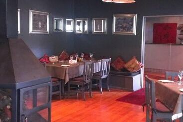 مسافرخانه The Place Guest House