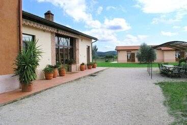 هتل Agriturismo La Pulledraia
