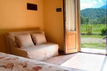 هتل Agriturismo La Pulledraia