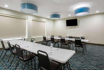هتل La Quinta By Wyndham Lake Charles   Westlake
