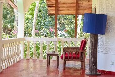 호텔 Lily Palm Resort