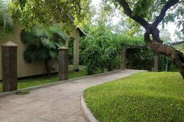 هتل Ufulu Gardens
