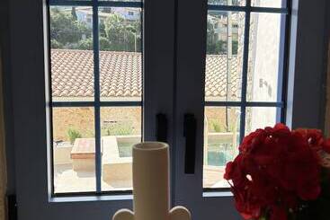 تختخواب و صبحانه Tellion Suites