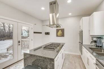 Bright & Modern Home: 2 Mi To Presque Isle Airport