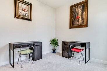 Bright Plainfield Home ~ 14 Mi To Indianapolis!