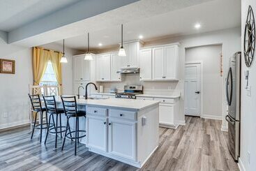 Bright Plainfield Home ~ 14 Mi To Indianapolis!