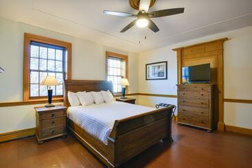 Central Lake Ontario Apartment, Walk To Town!