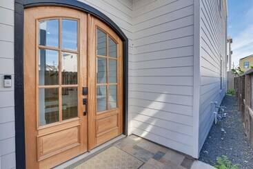 Centrally Located Home ~ 1 Mi To Toyota Center!