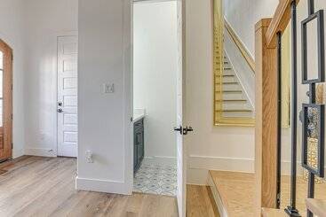 Centrally Located Home ~ 1 Mi To Toyota Center!
