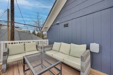 Colorado Springs Home: Balcony W/ Mountain Views!