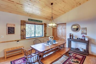 Cozy Show Low Cabin W/ Backyard ~ 3 Mi To Lake!